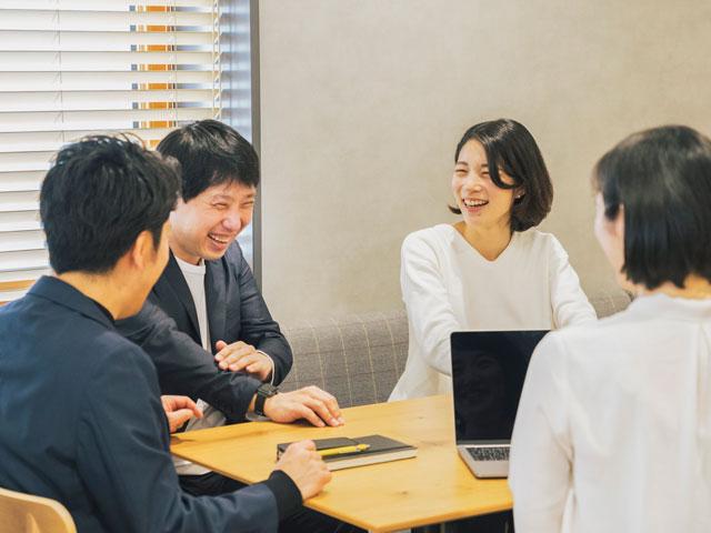 ティール組織の考え方を取り入れて従来のヒエラルキーの組織を排除し、非常にフラットな環境で横のつながりを大事にしたビジネスコミュニティのような会社である点も特色。