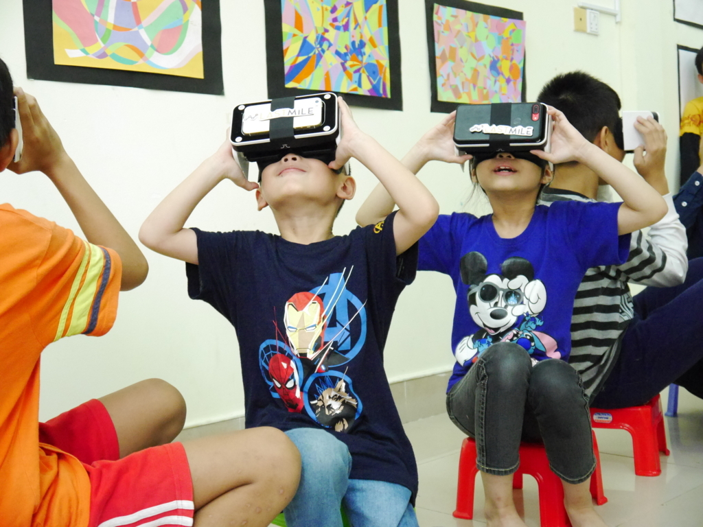 VRを通してカンボジアの子どもたちに夢を与えるワークショップなどの社会事業も行なっています。