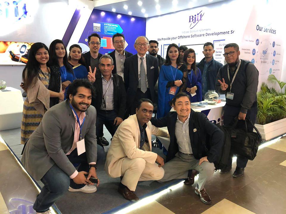 出展ブース前にて現地メンバーと