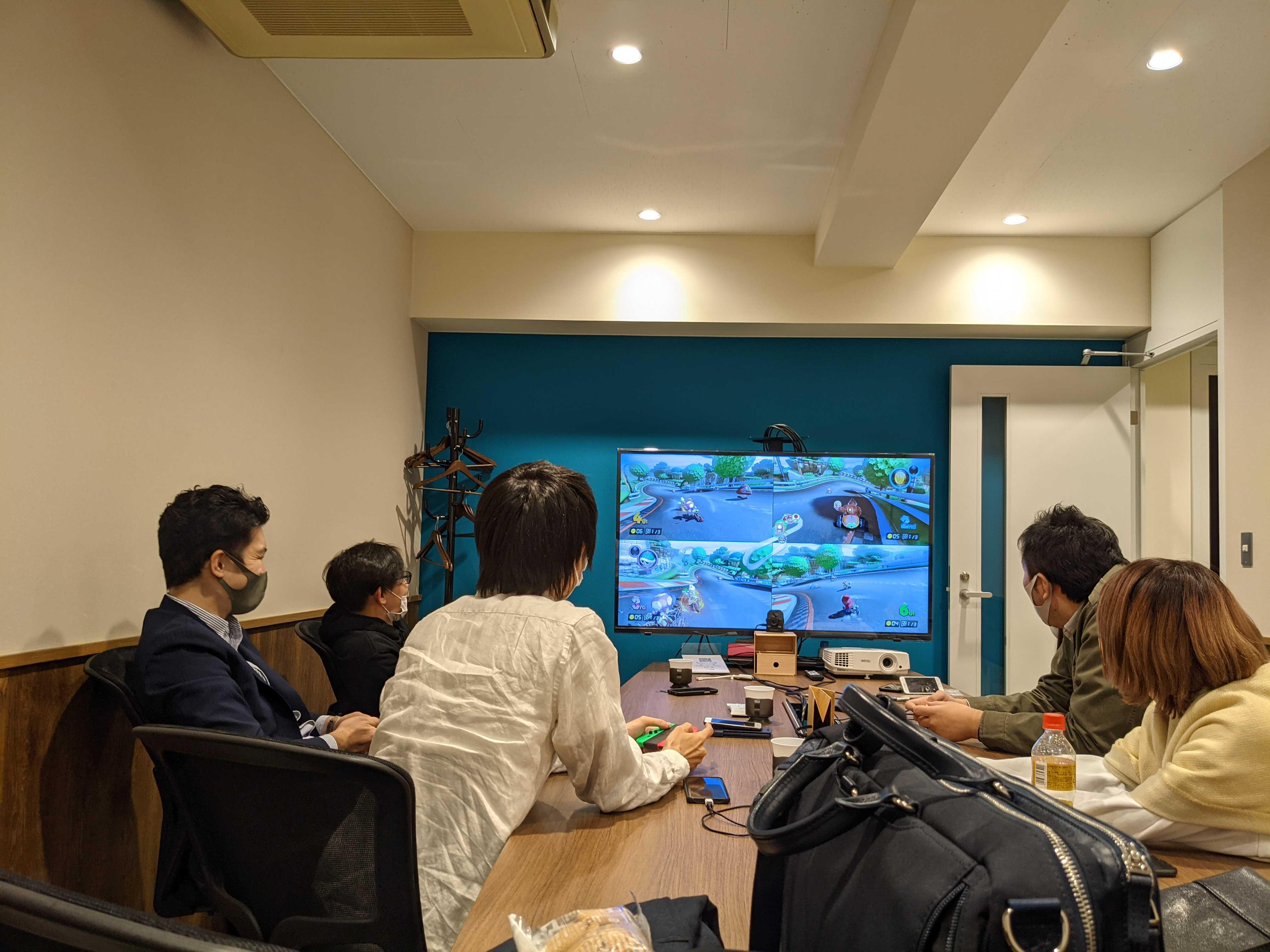 仕事に全力に打ち込んだ分、業績達成したときは思いっきり楽しむ。達成のために、しっかり団結して仕事を進める。それがグッドフェローズ。