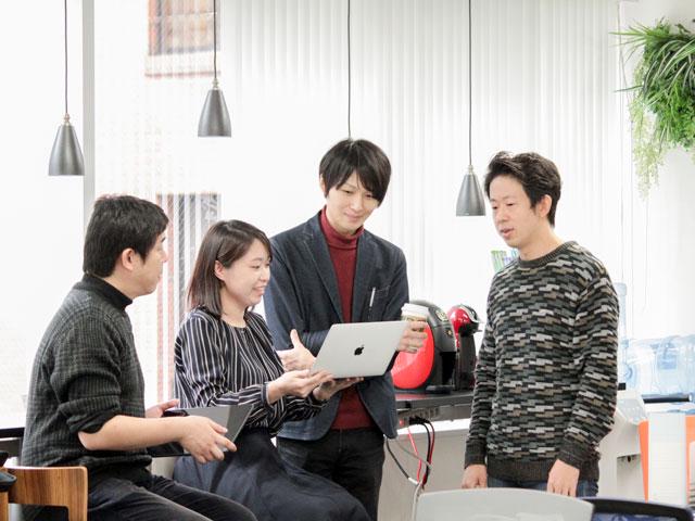 ワンフロアのフリーアドレスを取り入れたオフィスでは、社員同士の距離感が近く、部署を越えたコミュニケーションが盛んに行われている。