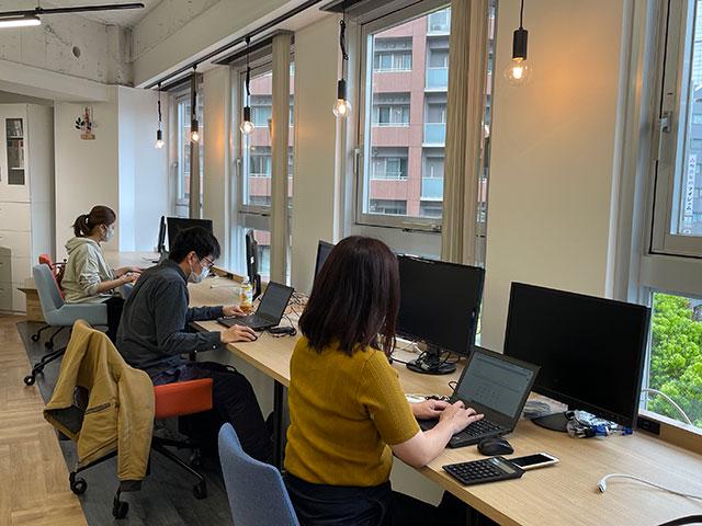 月平均の残業は20時間程度、年間休暇も多めです。