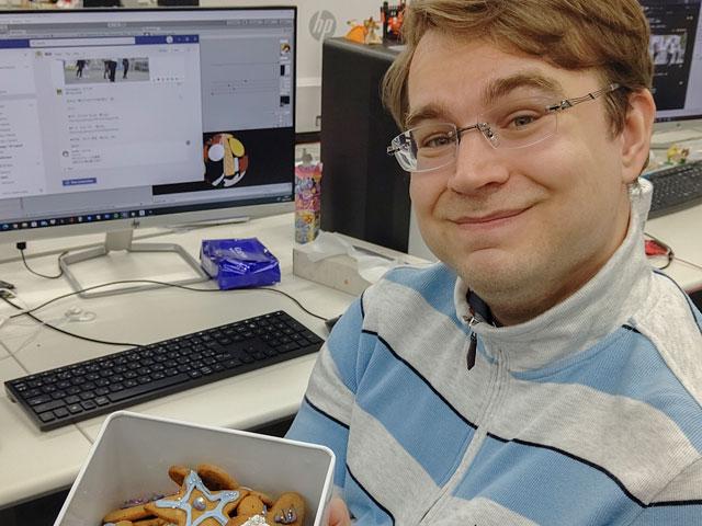 東京・秋葉原にある本社オフィスは、様々な国や地域のメンバーが活躍中（会話は日本語）。