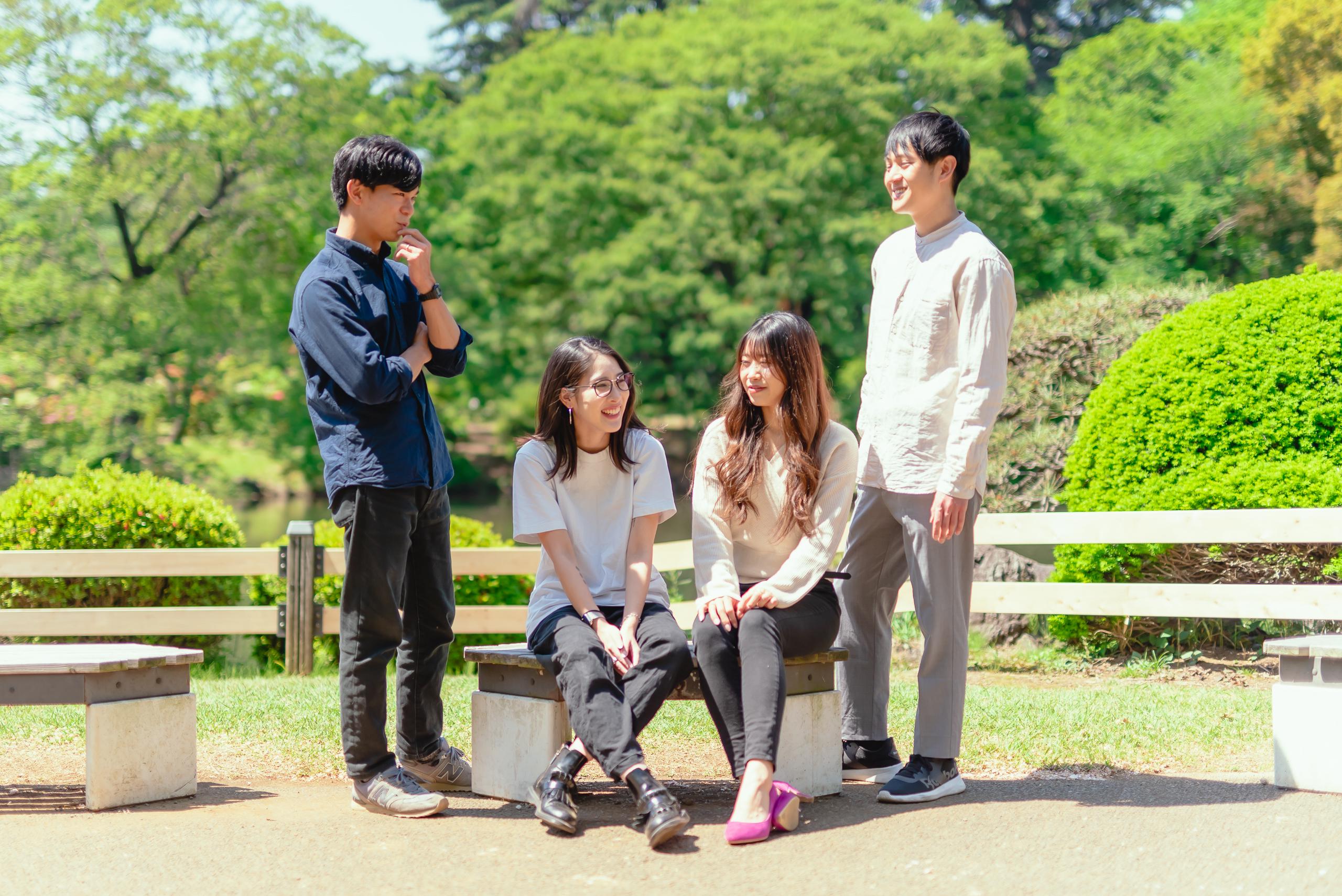 同社は、制作開発事業・SES事業・自社サービスを運営する、2011年設立の上場会社の子会社です。