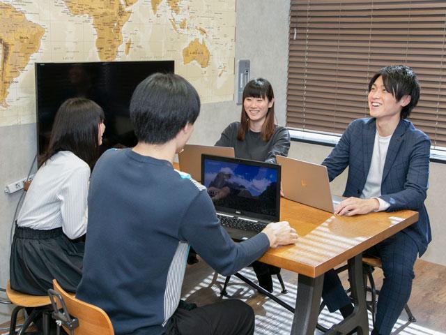 同社の掲げる理念に共感したり、インパクトの大きな仕事にやりがいを見出したりするメンバーが集まっているため、金融という一般に“お堅い”と思われがちな事業を展開しているが、社内の雰囲気はとてもソフトだ。