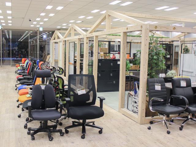 テレワークが基本だが、Slackを活用して開発の進捗などをチームで密に連携しているそう。また、それぞれが遠慮なくアイデアを発信するベンチャー的な雰囲気も魅力の一つ。