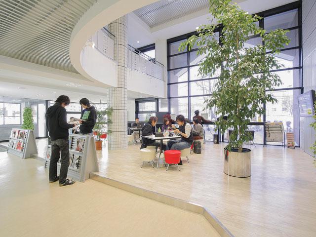 1956年に創立、1978年に私立学校法に基づく「学校法人」となった同社。