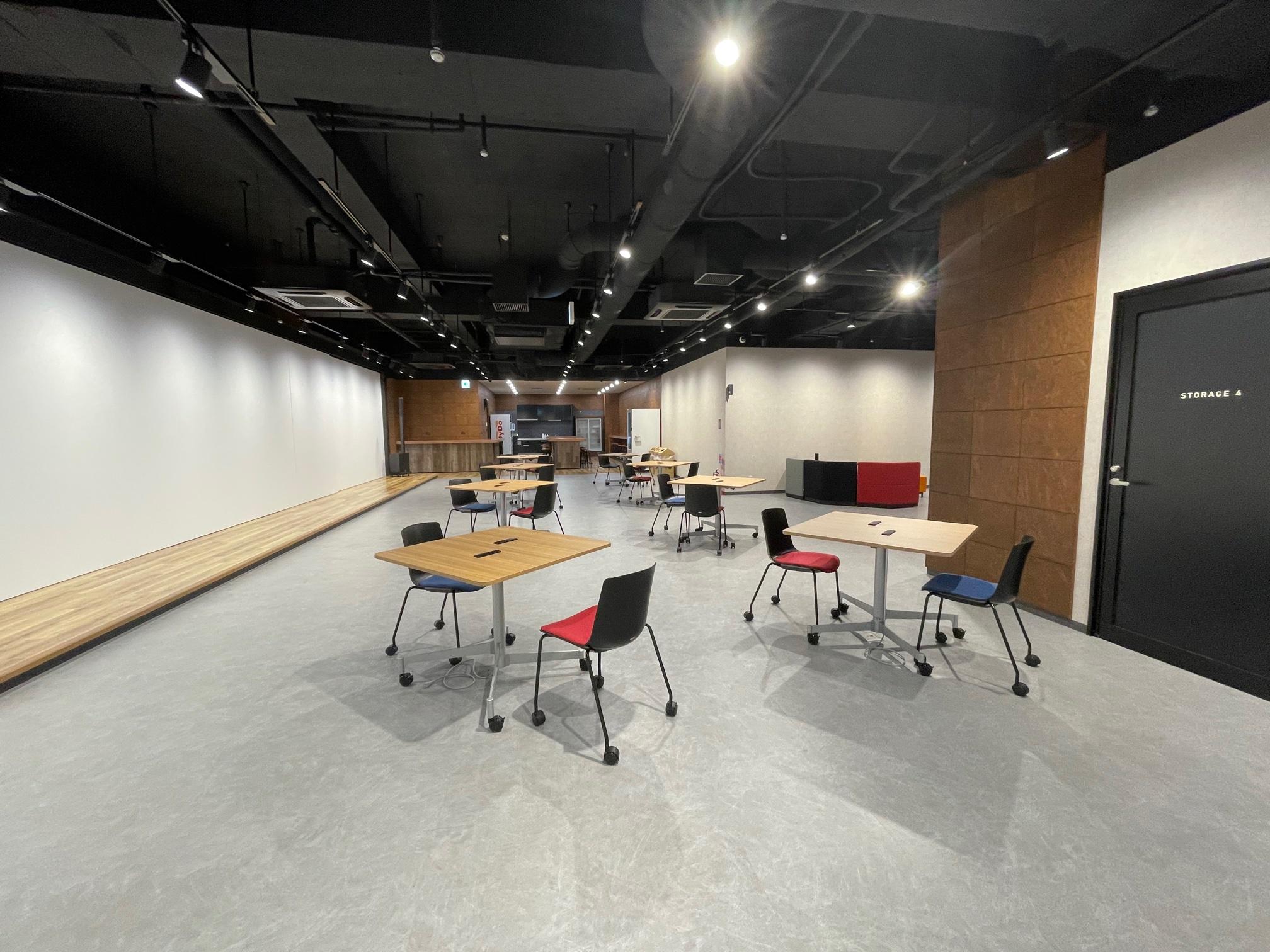 イベントホールに隣接した共用の休憩スペースは、他企業様とのコミュニケーションも気軽にとれます。