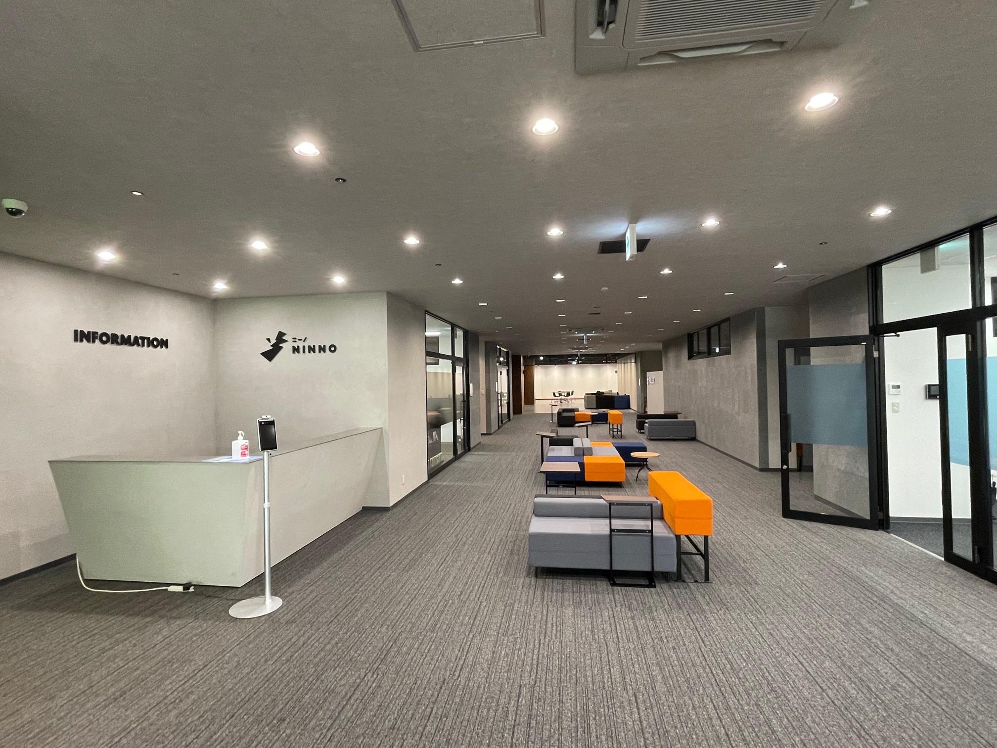 各テナントがオープンな環境の中で仕事ができるよう、共用部分にソファやワークテーブルを配置
大型スクリーンでは大パノラマでの投影も可能