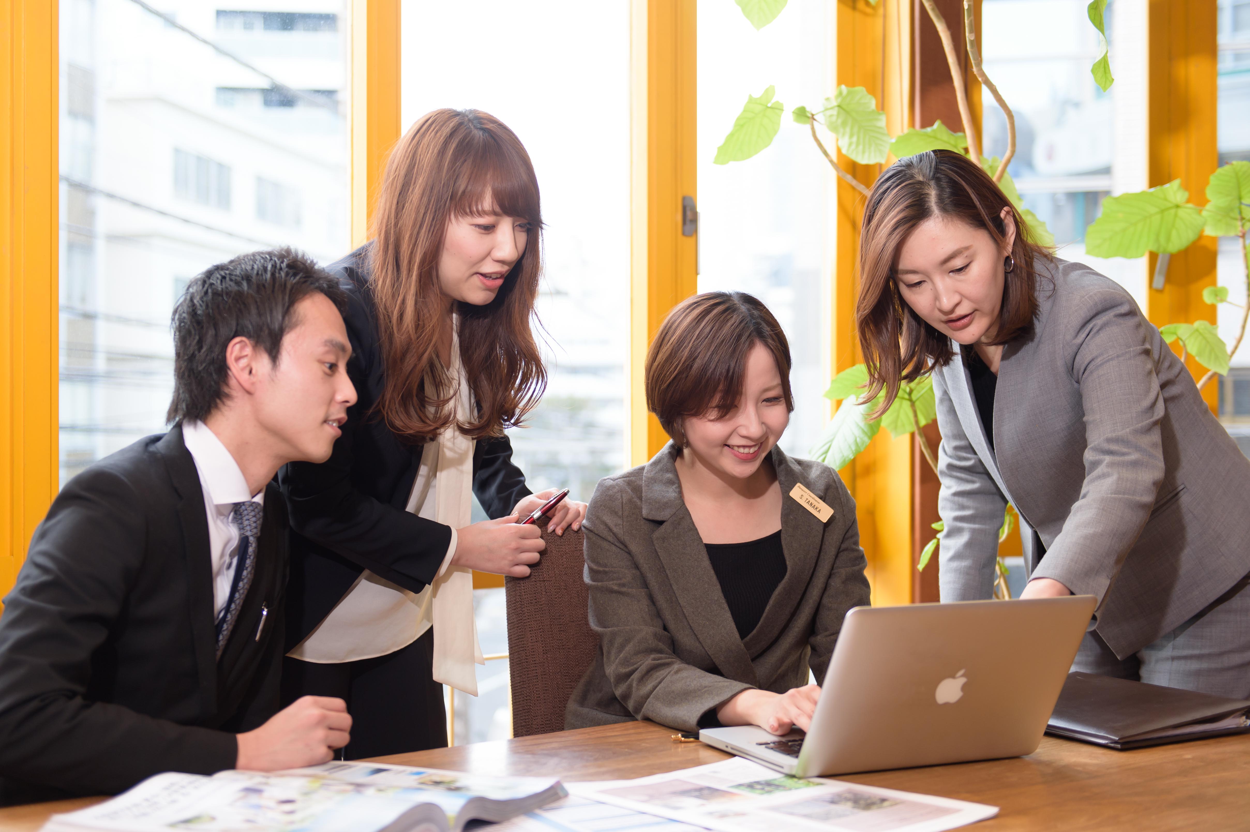 年齢・社歴・性別は関係なく、未経験からでもマネージャーや全社プロジェクトに抜擢されることも多い。