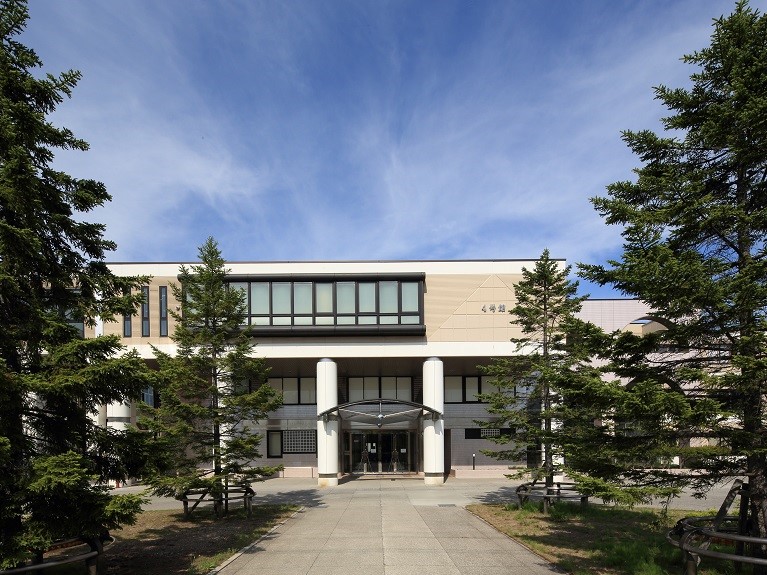 札幌市内で8校の専門学校と4年制大学『札幌保健医療大学』(写真)を運営している。