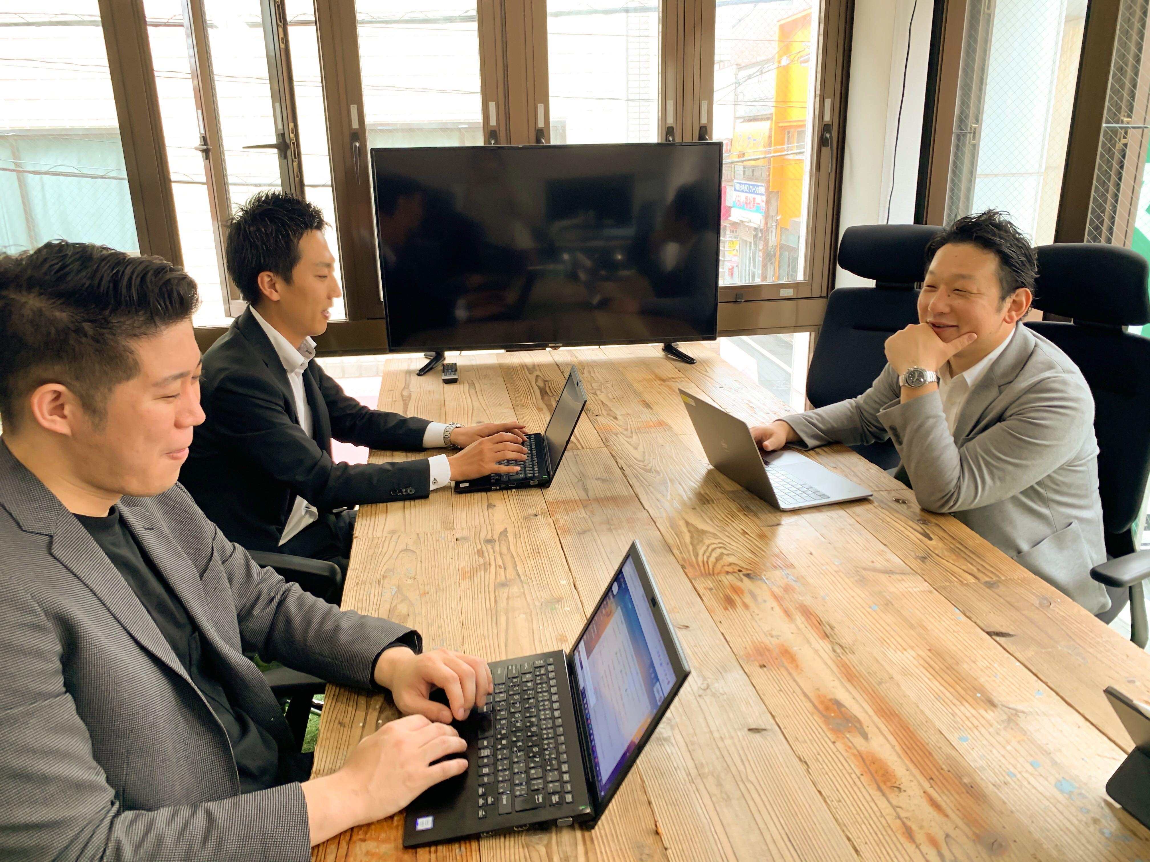 メンテナンス業界にIT技術を持ち込み、オープンでクリアな業界に変えていきます。