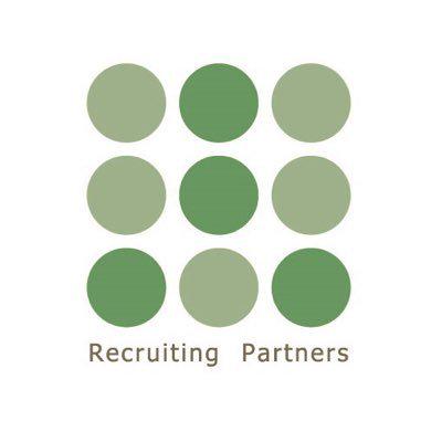 9つの色違いの円はそれぞれ「人」と「Victory」を表しており、「人で勝つ」というメッセージが込められています。