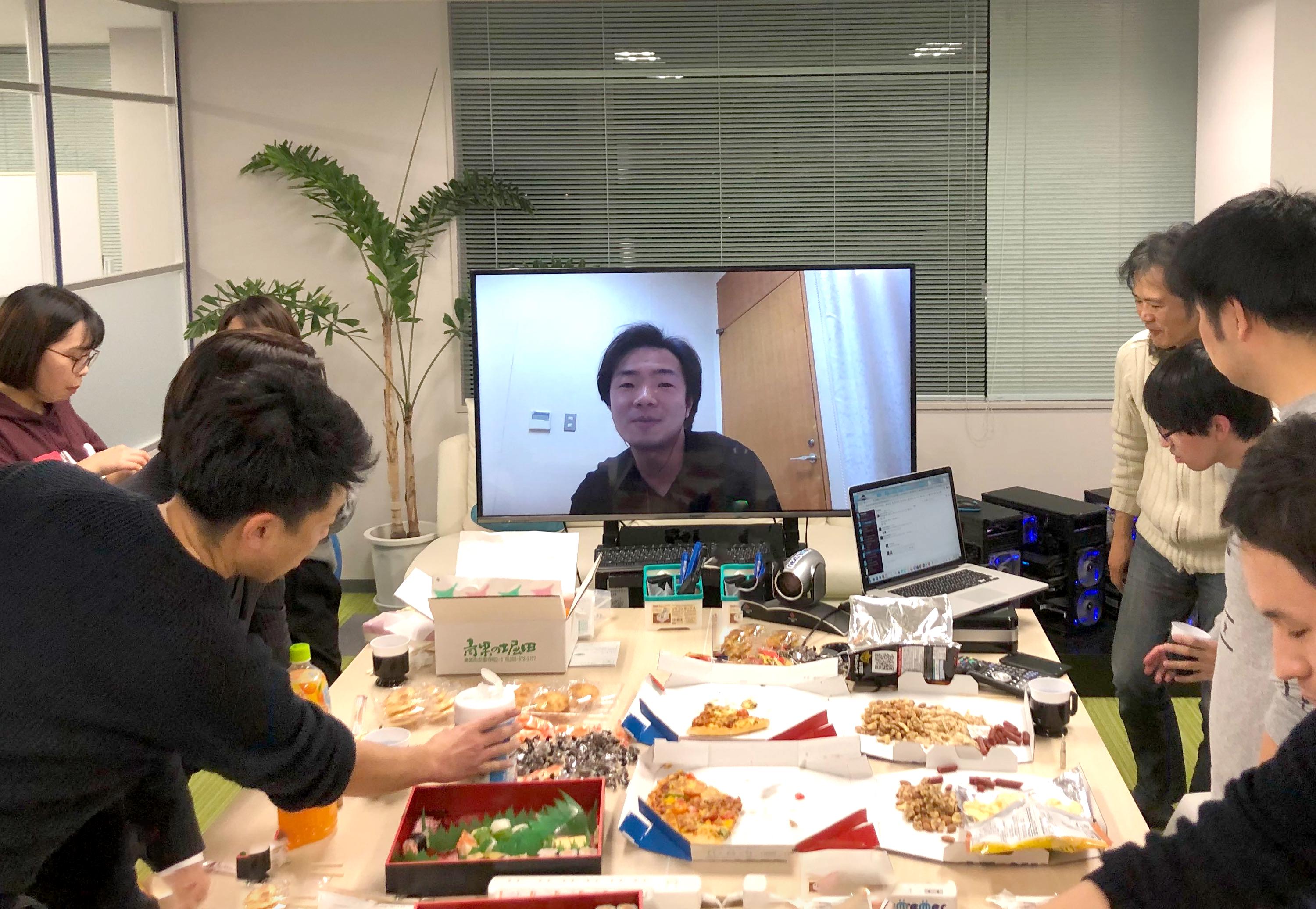 各拠点で働く社員同士のコミュニケーションの様子。現在では在宅勤務制を導入したため、あまりこういった風景は見られなくなりましたが、状況次第では近い将来どこかの拠点で全社Meetupを実施したいと考えています！