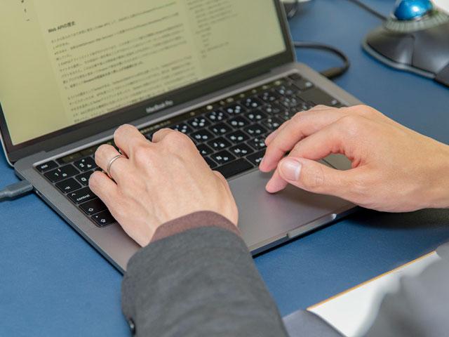 メンバー全員が開発スタッフで、静かに、そして熱く開発に取り組んでいる。