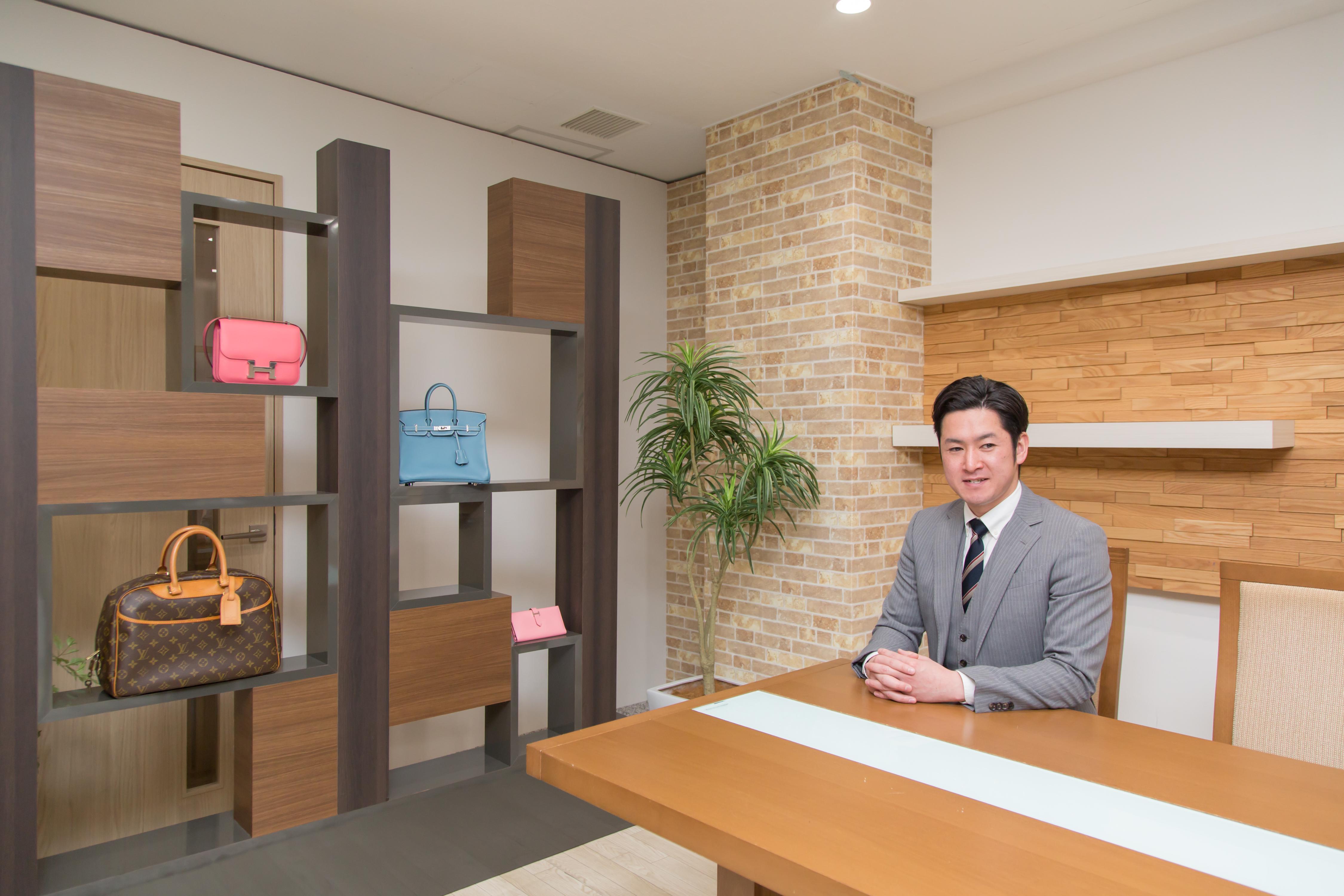 ベテランのバイヤーが査定します。またブランドごとの定期的な社内試験を実施し、最新知識の習得をしています。