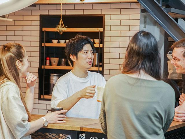 バーカウンターでの談話風景。

Webデザインも含めITに関する幅広い業務に対応しているため、未経験の技術やサービスを身に付けられる環境がある。