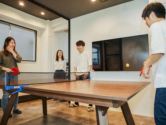 アットホームな雰囲気で社員同士の仲も良く、帰社日には養蜂体験等の社内イベントも行われ、人間関係でのストレスとは無縁。空いた時間には会議室で卓球をしてリフレッシュ。