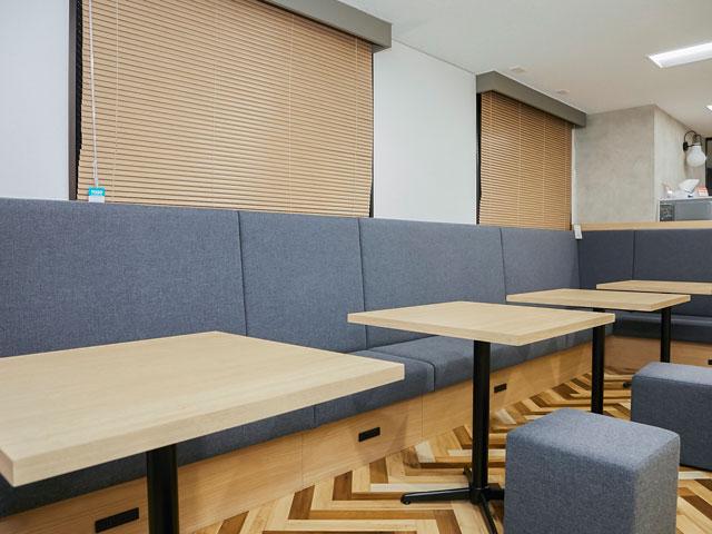 働きやすい環境づくりの一環で、業務中や休憩に自由に利用できるフリースペースが設置された。