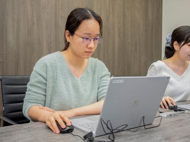 ほぼすべての案件を社員が専属で対応することで高いクオリティーを維持している。