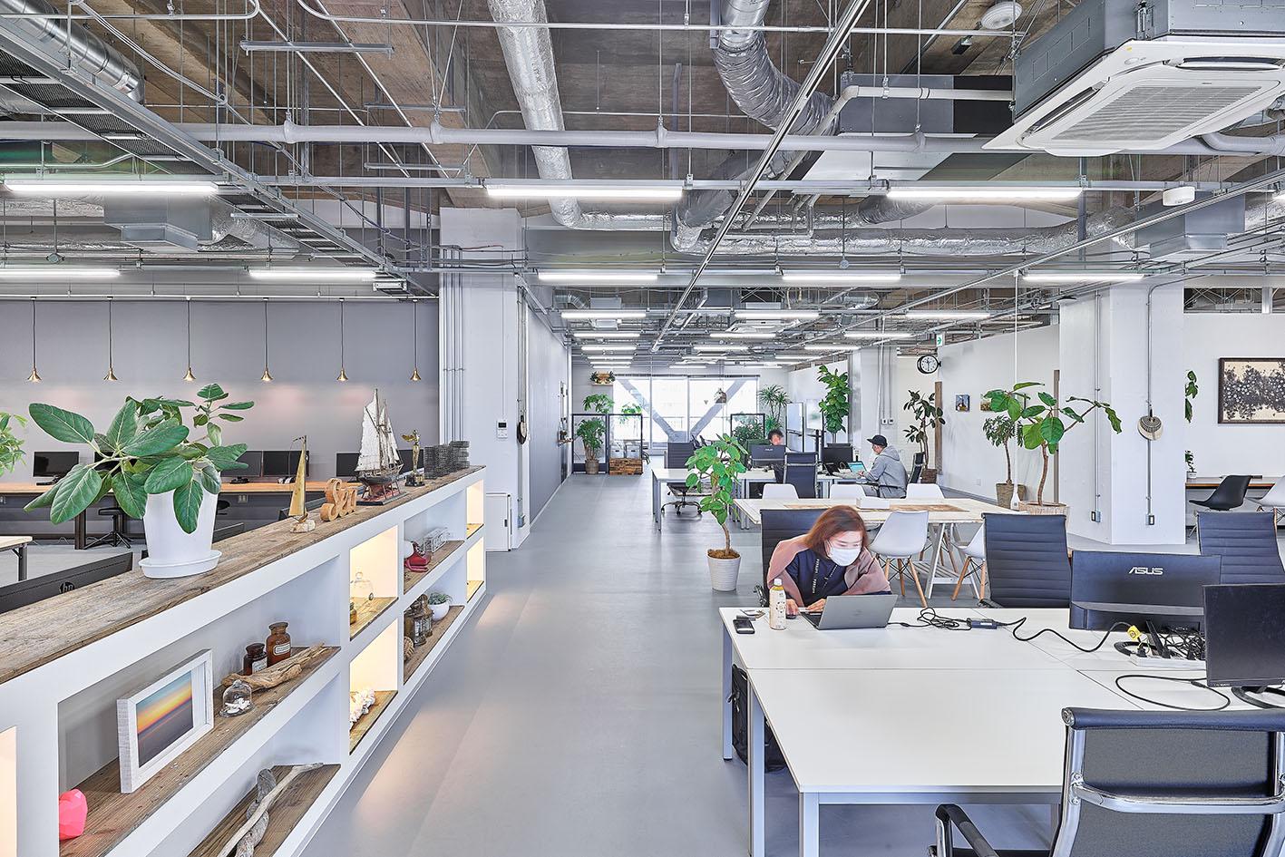オシャレで開放的なオフィス

テレワークを推進しているため、固定席がないフリーアドレス制となっている