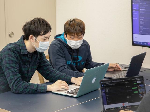 単なるデザインやソフトウェアの受託開発ではなく、「顧客のコマッタ」を解決する手段としてデザインやプログラム、アプリをつくる場合もあれば、問題解決につながるアドバイスをすることもある。