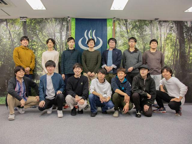 働き方は、フルリモートワーク、朝のミーティング以外はプロジェクトごとのルールに沿って自由な時間だ。