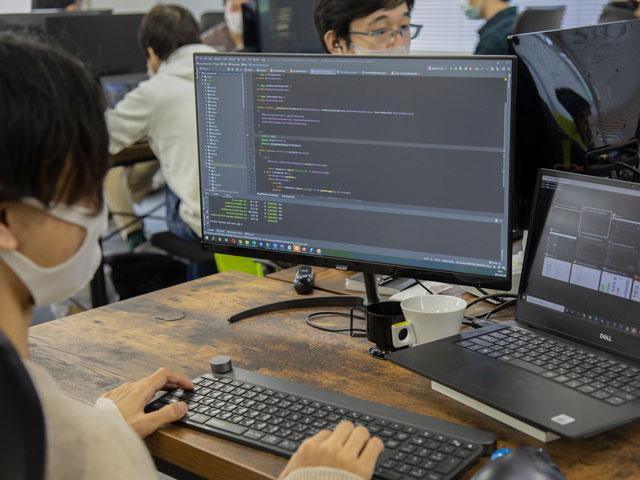 採用対象は、経験5～10年程度のリーダークラスの中堅プログラマー。