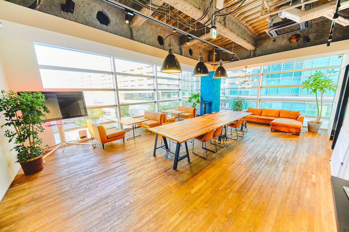 東京の六本木オフィス。写真はラウンジスペース。オンライン会議ブースも複数用意されています。