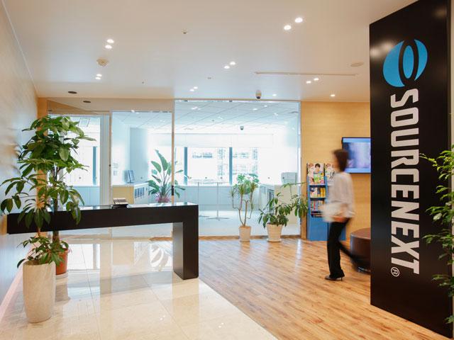 主力商品のAI通訳機『ポケトークW』を発売。61言語において音声とテキスト、21言語においてテキストのみで翻訳を行うことができ、互いの言語を知らない世界中の人同士でコミュニケーションが取れる“通訳機の常識”を変えた画期的な製品だ。