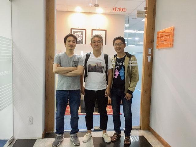 リモートワークを導入して、オフィスも移転して縮小した。リモートワークは今後も継続する予定で、新規事業を手掛けるエンジニアは、日本全国、あるいは全世界のどこからでも参加可能だという。（写真：ベトナムオフィスでリモートワーク）