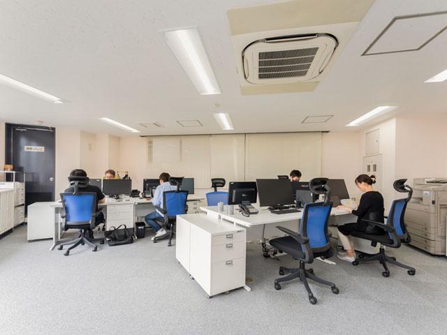 新しいコミュニケーションツールを試したり、通勤手当の代わりに在宅勤務手当を支給したりと、快適なリモートワーク環境を作るために会社もあれこれと工夫をしている。