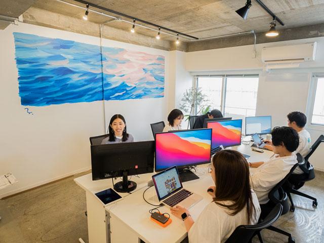 小堀氏が考案した、海の夜明けをイメージしたウォールアートはオフィス内の写真スポット。