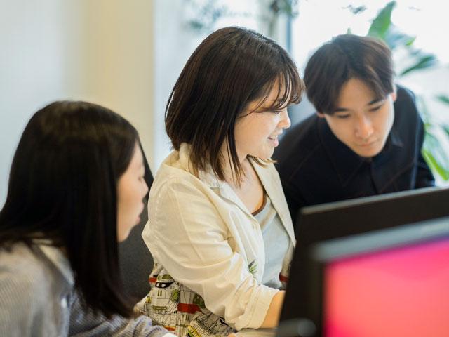 最年少は23歳。常に全員の意見を確認し、年齢関係なく意見を言い合える風通しの良い社風。