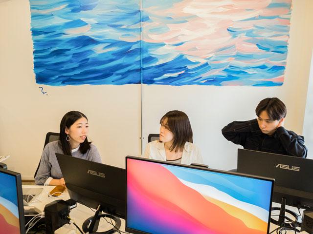 オフィスでは、邦楽から洋楽まで幅広い音楽を自由に流し、自然に会話が生まれる。