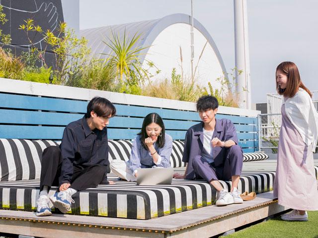 晴れた日は気分転換に屋上でミーティングを行うことも。