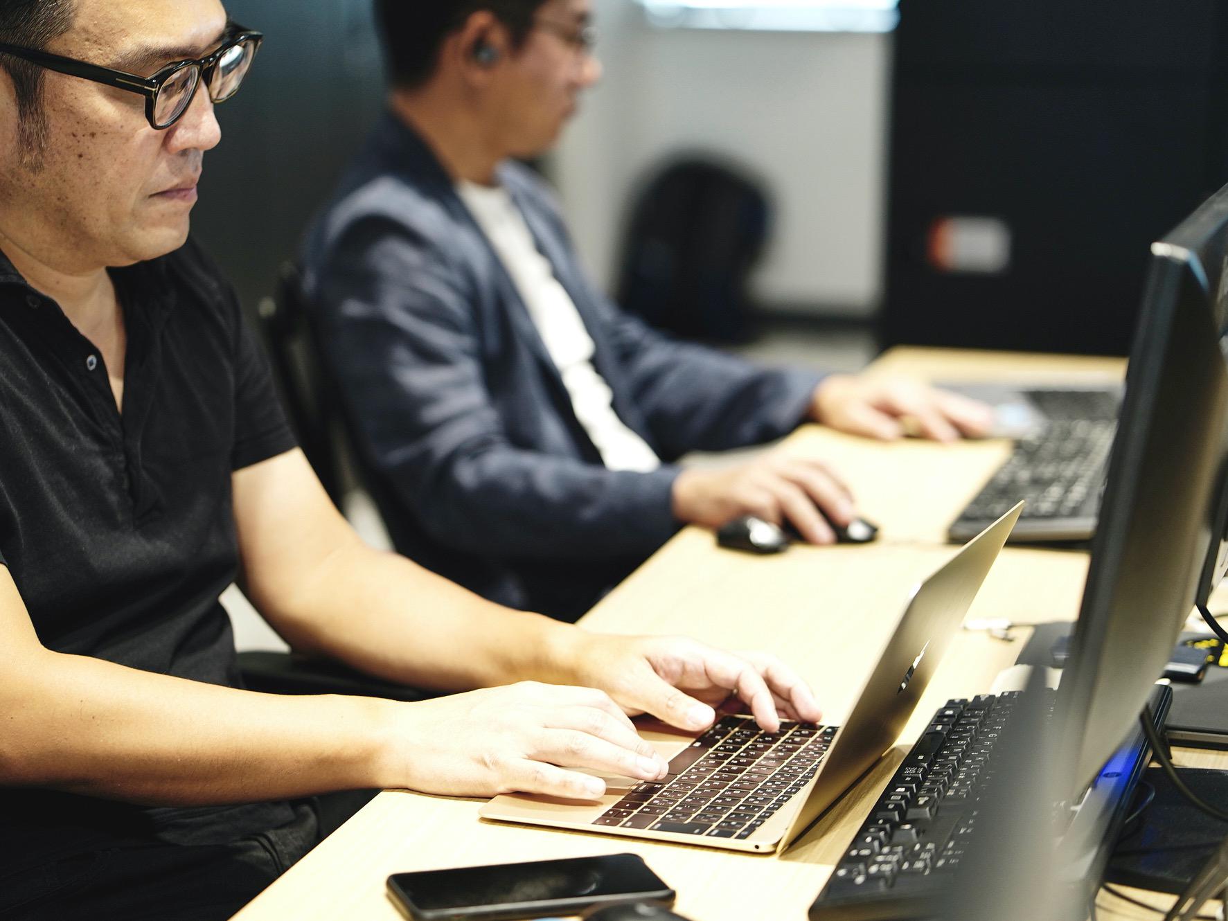 同社は2020年10月に、インヴァスト証券の単独株式移転によって設立された持株会社だ。