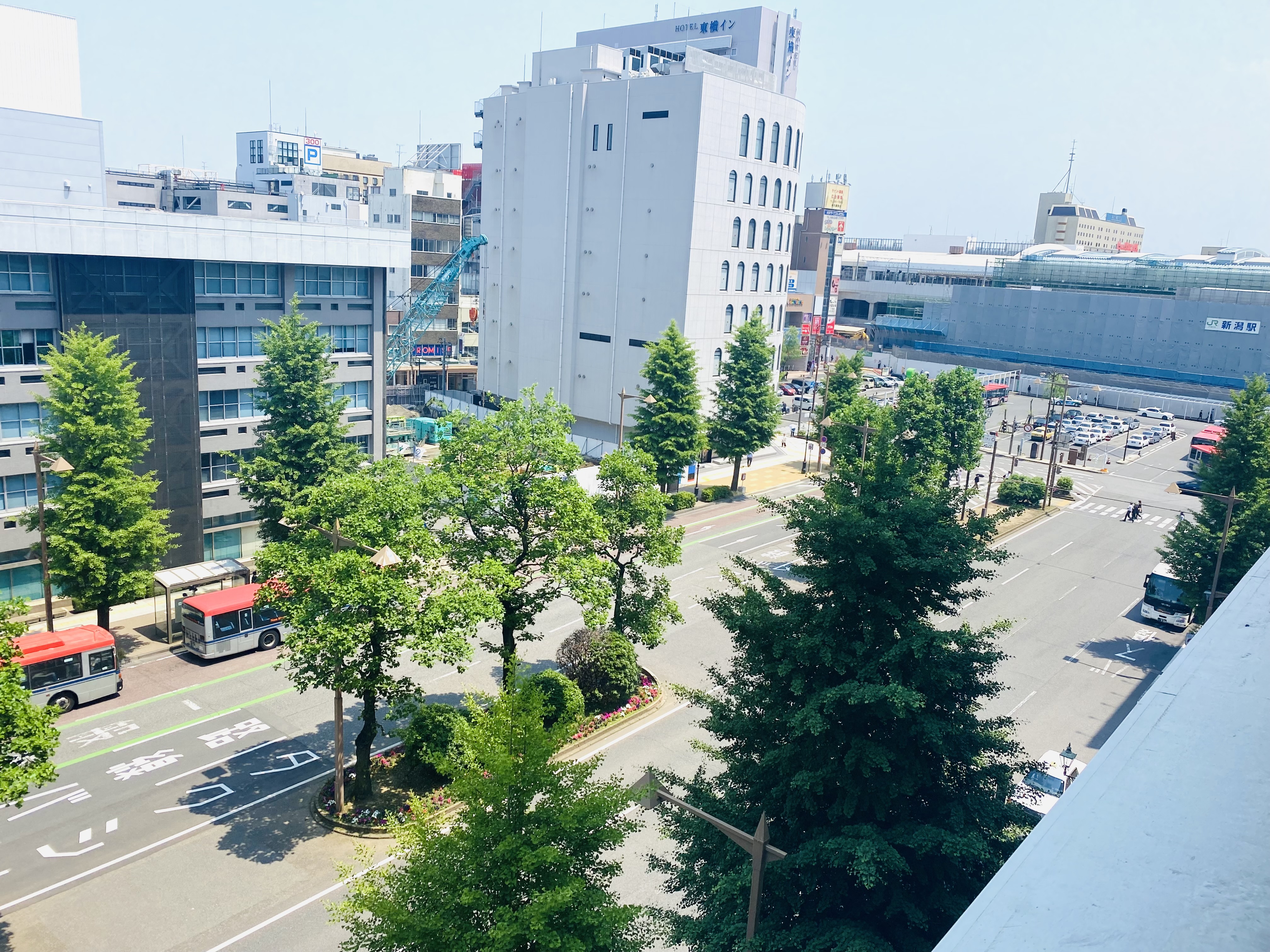 新潟駅万代口改札より徒歩3分の新潟オフィス。1Fにはコンビニありという好立地で通勤至便。