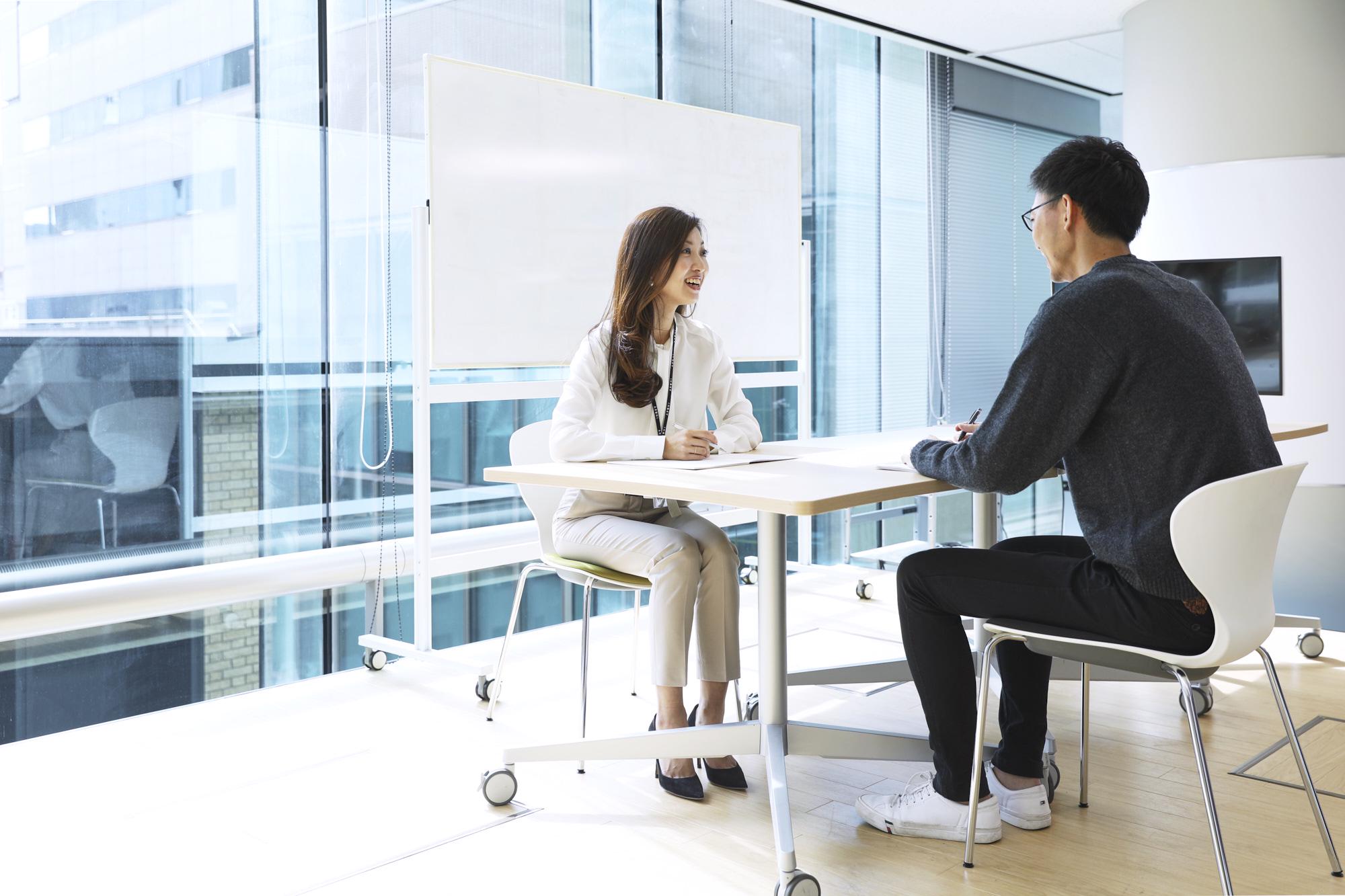 社員同士のコミュニケーションが活発なのでポジションや役職にとらわれず自由に意見交換できる社風。