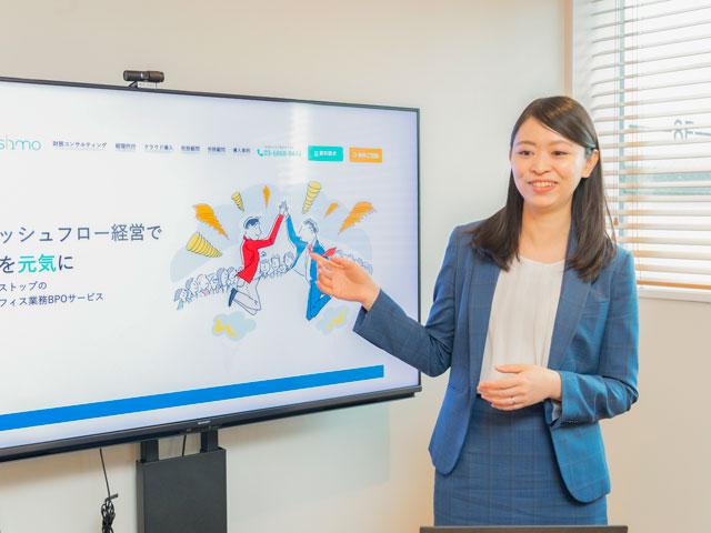 業務がオンラインで完結し、お客様が行うことは、必要書類のクラウドへのアップロードと資金移動のみとなるため、中小企業に「経理担当がいなくても回る」仕組みを提供します。