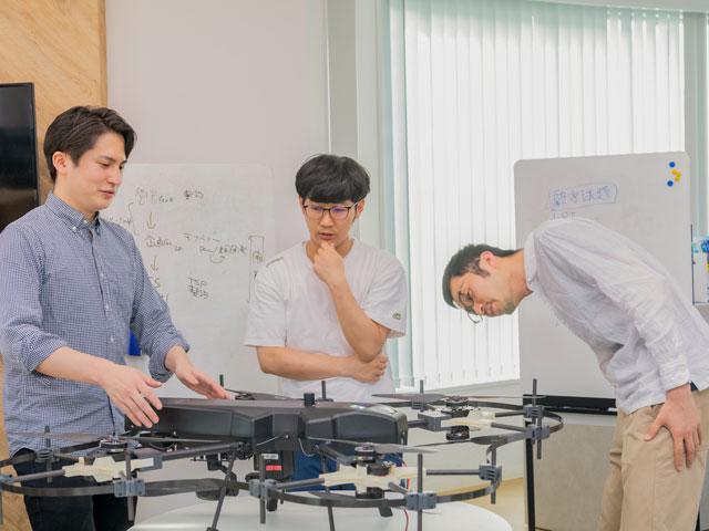 シナリオ策定からスタートし、技術選定、実証実験を経て、方向性に応じたシステムを開発。