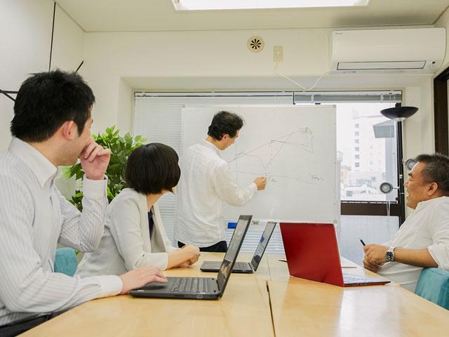 現在はエンジニア3名、営業担当者1名の体制となっている同社では、メイン事業であるシステム運営支援事業に加え、外部パートナーを加えたチームで取り組むシステム開発事業や、自社サービスの展開という事業にも積極的にチャレンジしている。