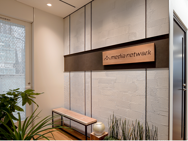 オフィス入口に掲げられているサイン（看板）は、社長の手作り！！