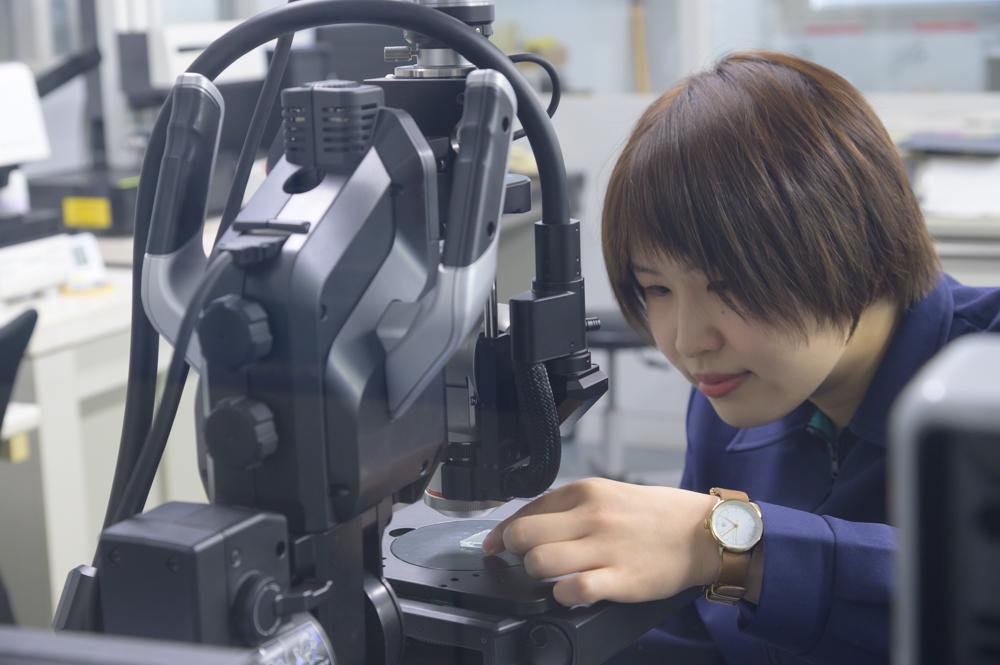 日本初、世界初の製品を生み出してきた高い技術力を備え、歯科専業メーカーとしては唯一の東証一部上場。売上高も順調に右肩上がりだ。