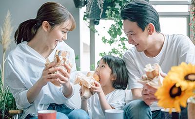 残業時間は月平均10時間以下と低く抑えられており、オフの時間も充実可能。毎年5カ月程度の賞与支給され、法定以上の産休・育休制度はもちろん、福利厚生も手厚い。ランチ補助で一食60円で食べられるのは、家計に嬉しい。