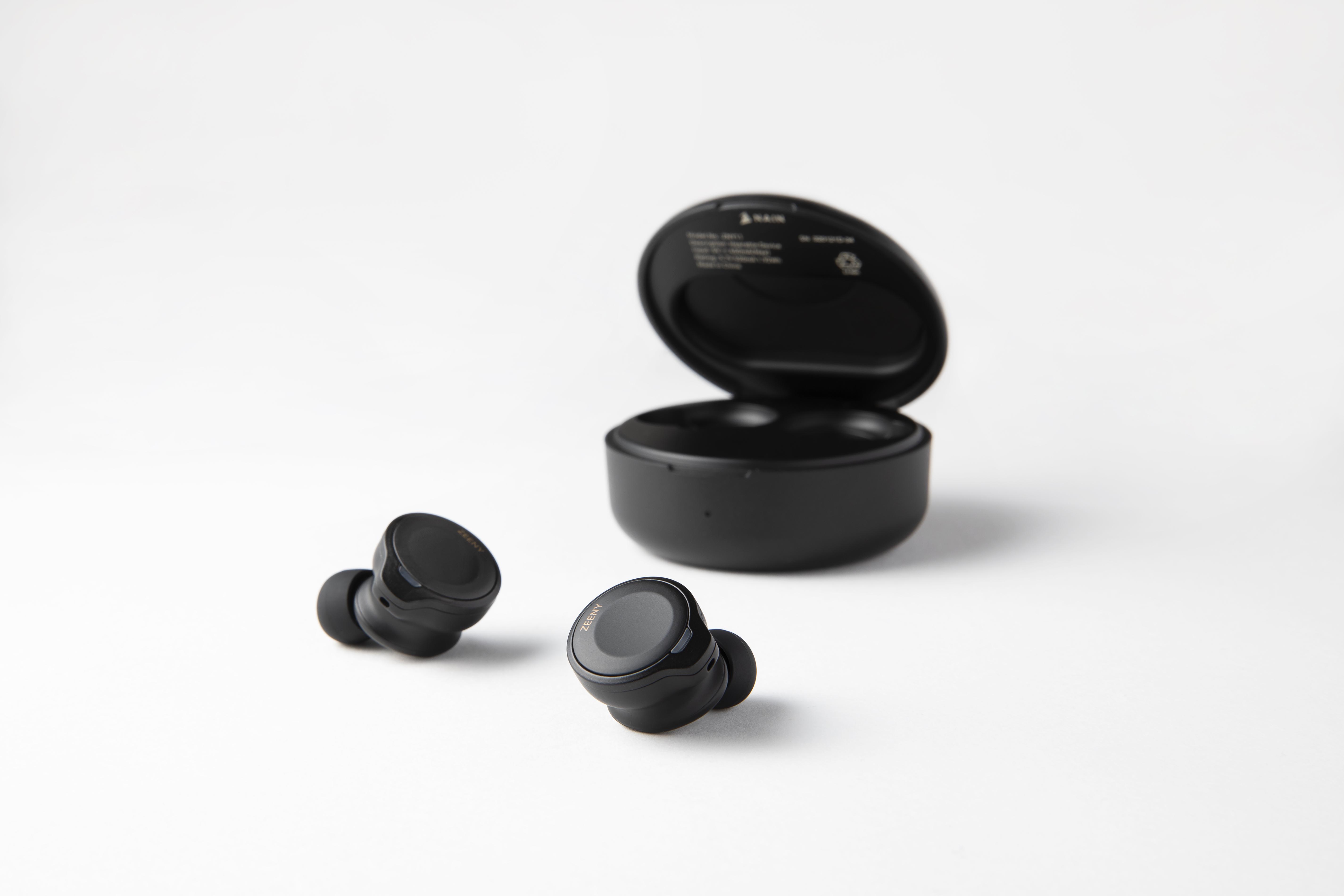 自社開発のヒアラブルイヤフォン「Zeeny　ANC」