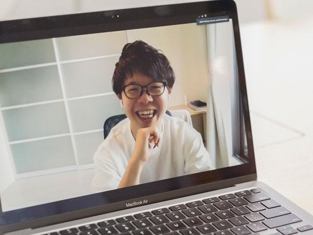 日本各地にいるメンバーとオンラインでコミュニケーションをとっている。今日はエンジニアの東氏と新機能の仕様についてミーティング。