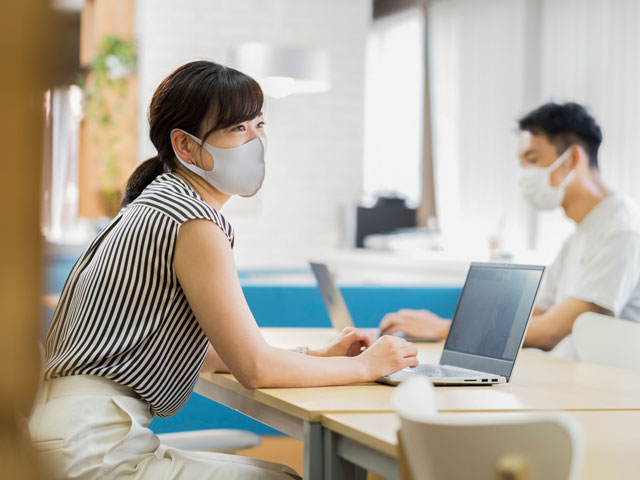 仕事の仕方は人それぞれ。リモートワークが中心だが、文京区湯島にあるオフィスで感染対策をしたうえで出勤してコミュニケーションをとることも可能だ。