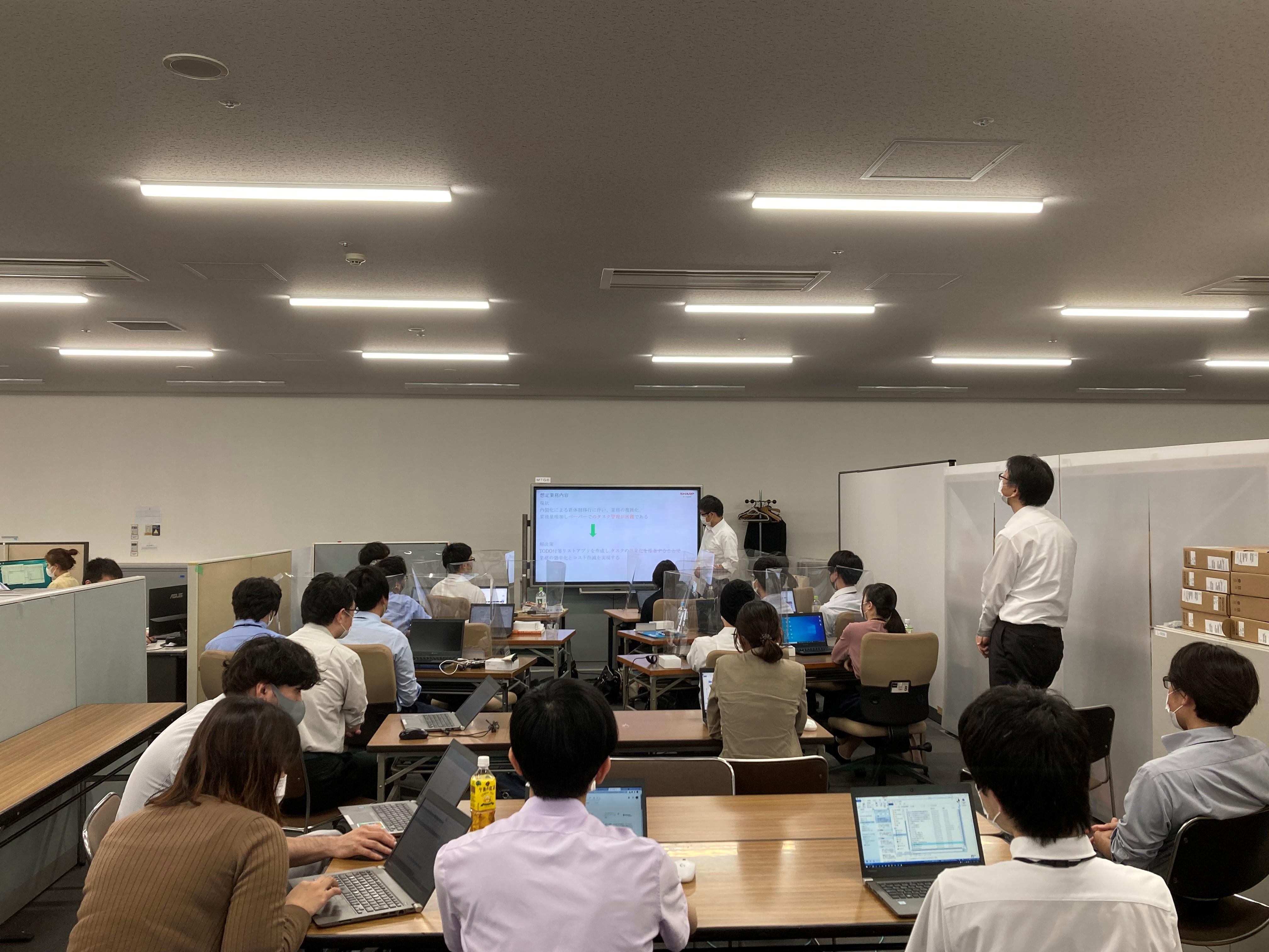 プレゼンテーション研修の風景。充実した研修プログラムを用意し、社員の成長をきめ細かくサポートしている。