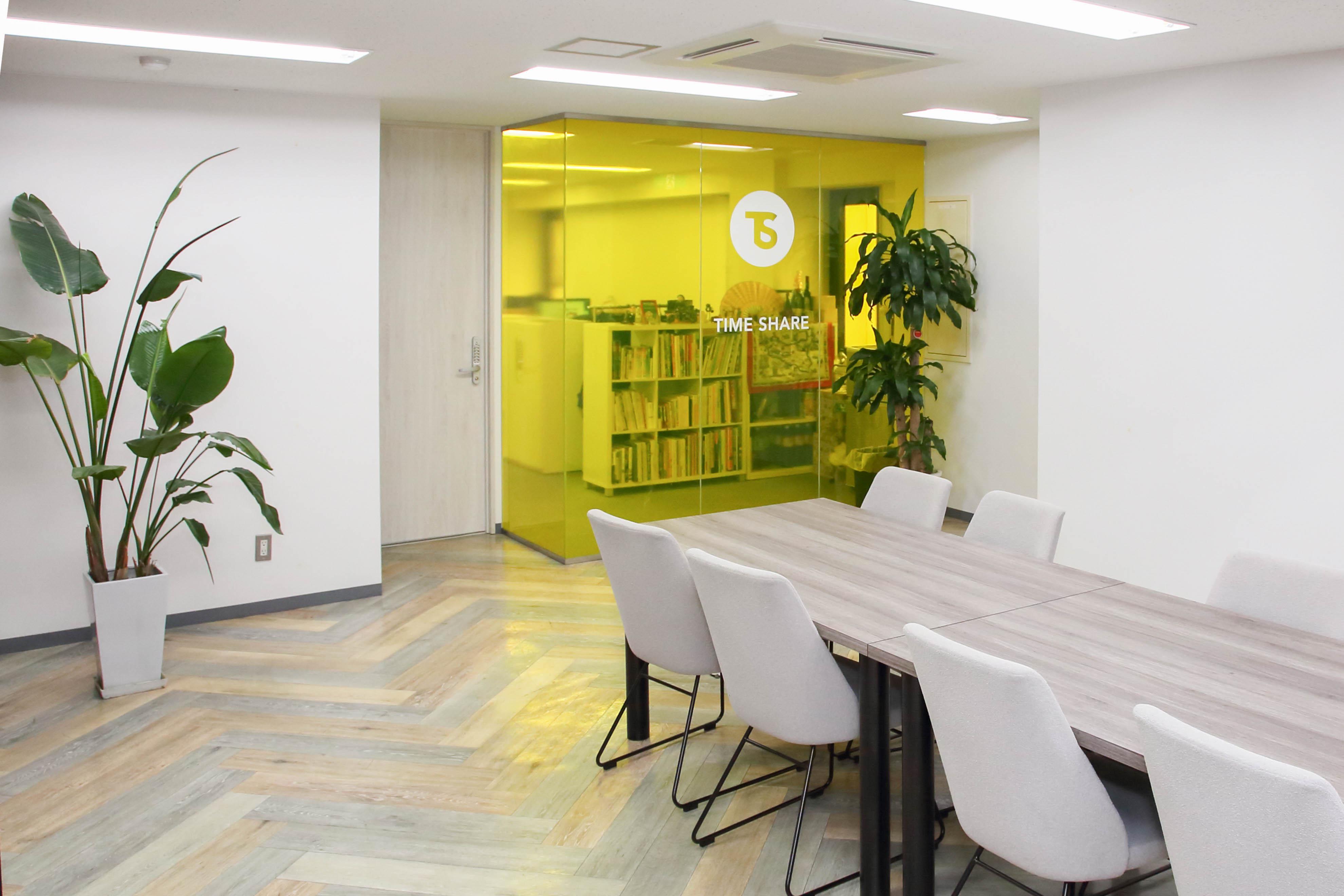 社内フリースペース。気分転換の作業や会議などで活用しています。